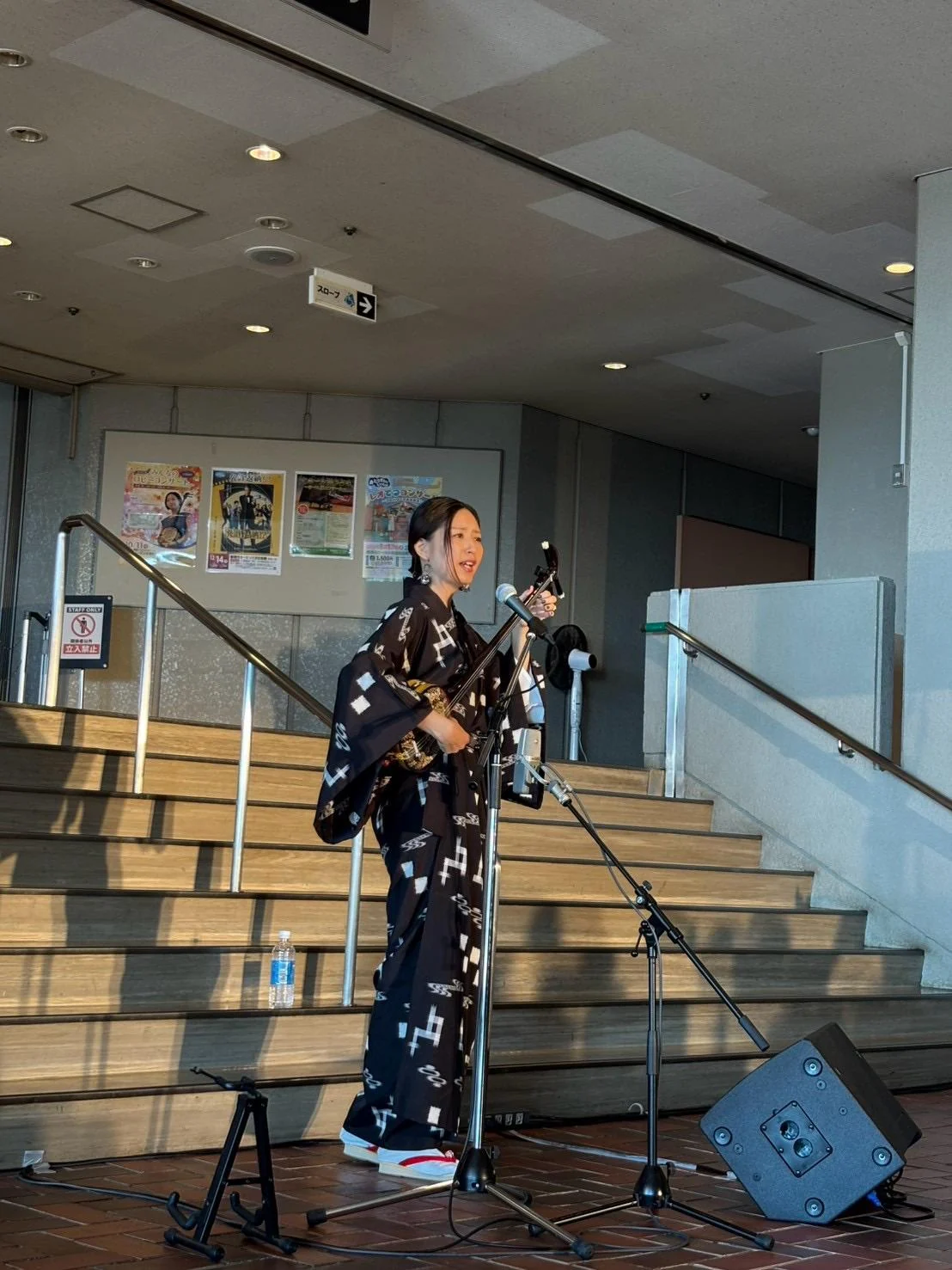 写真を拡大 着物姿で三線を演奏する熊猫