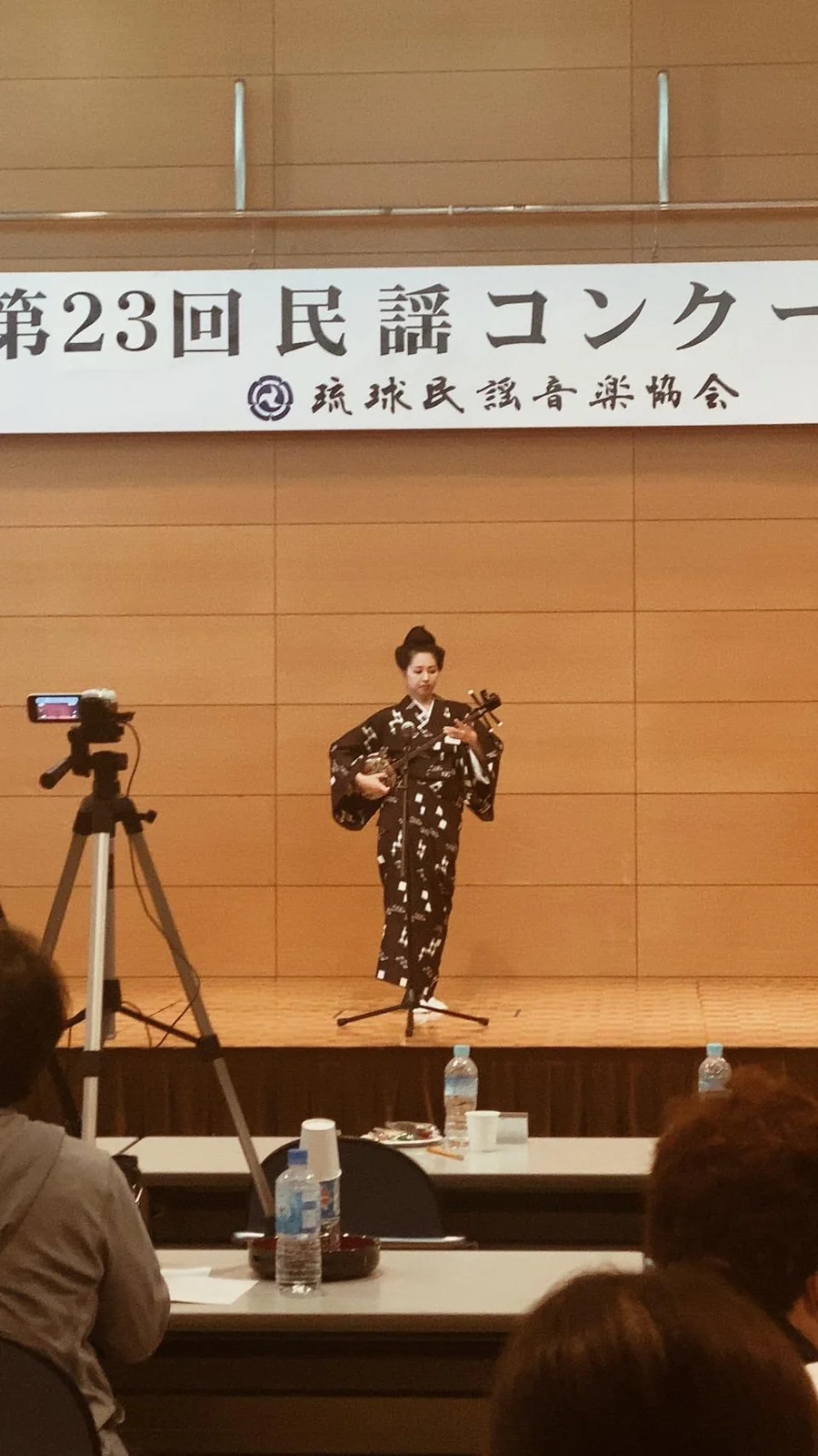写真を拡大 民謡コンクールで三線を演奏する熊猫