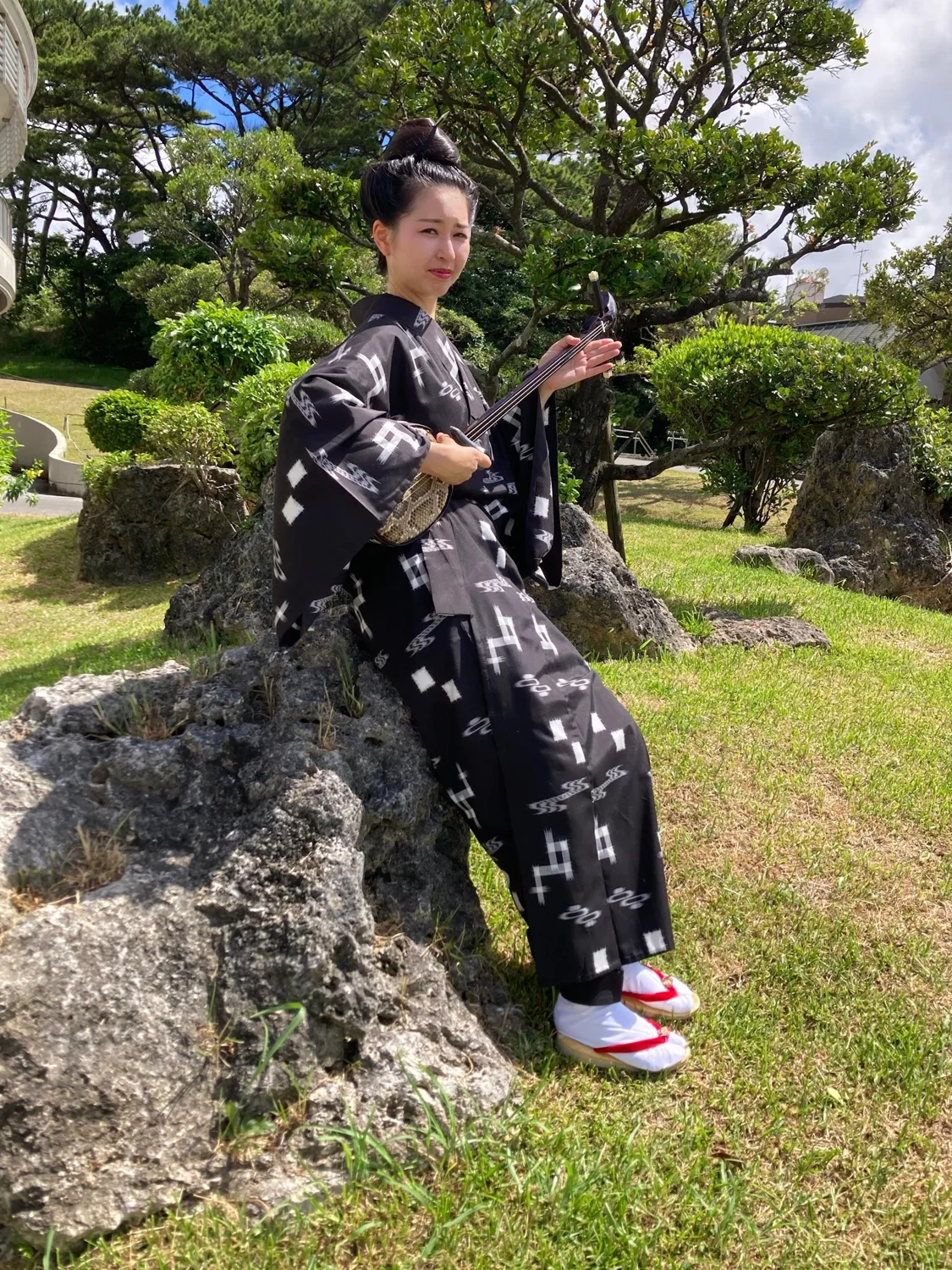 写真を拡大 着物で三線を手にする熊猫