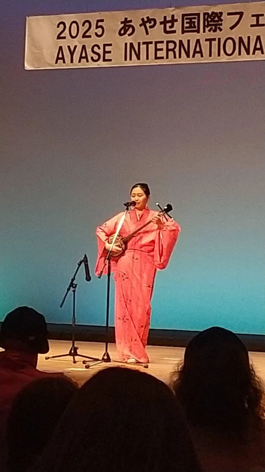 三線を演奏している風景